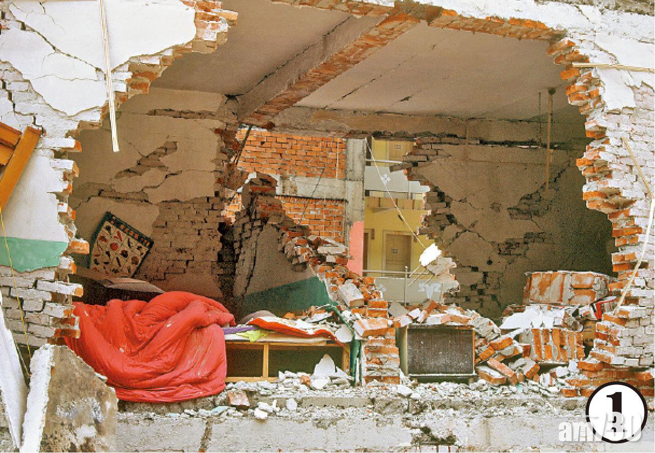 1.汶川大地震,建築物損毀嚴重。