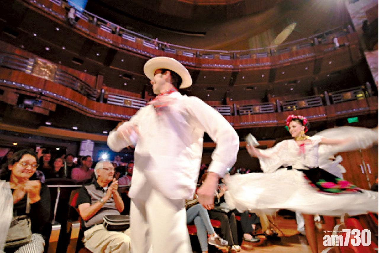 表演者走進觀眾席,掀起高潮。