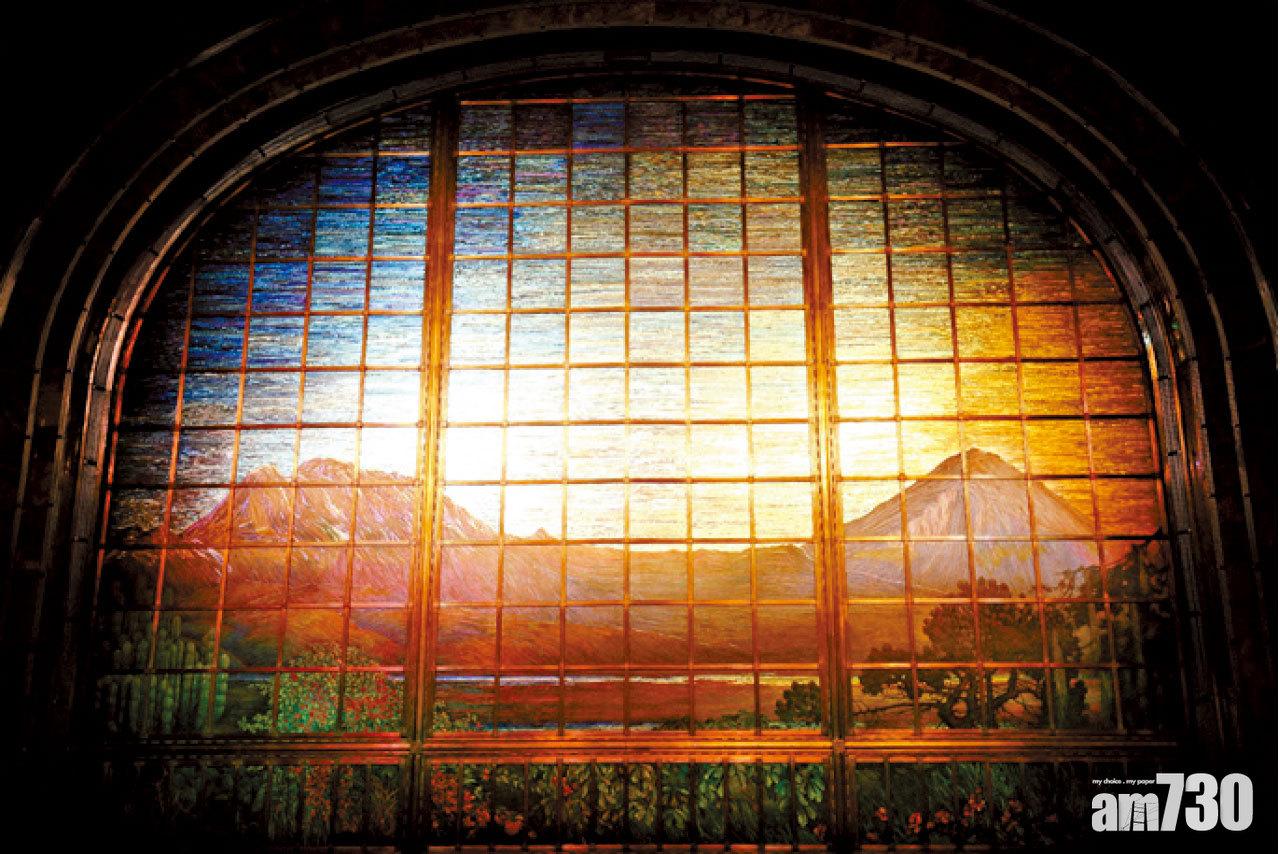 舞台巨型幕簾,用風景畫做主題。