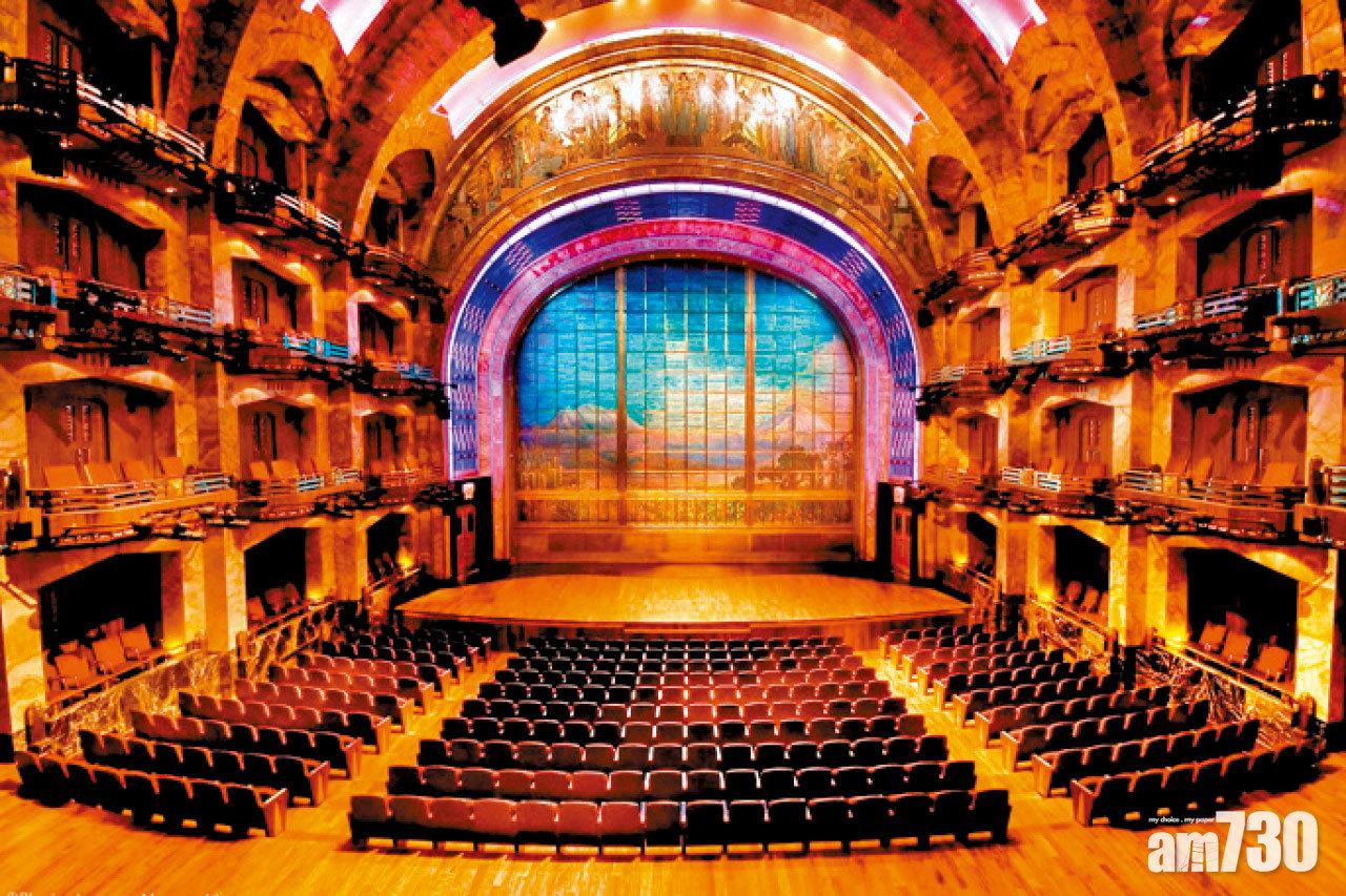 劇院裝潢華麗,具高級專業格局。