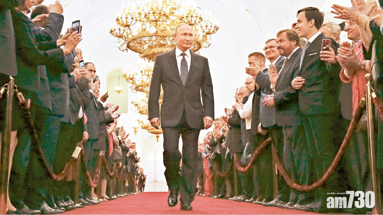 普京踏著紅地氈,在賓客夾道歡迎下步向典禮台。(美聯社、路透社)