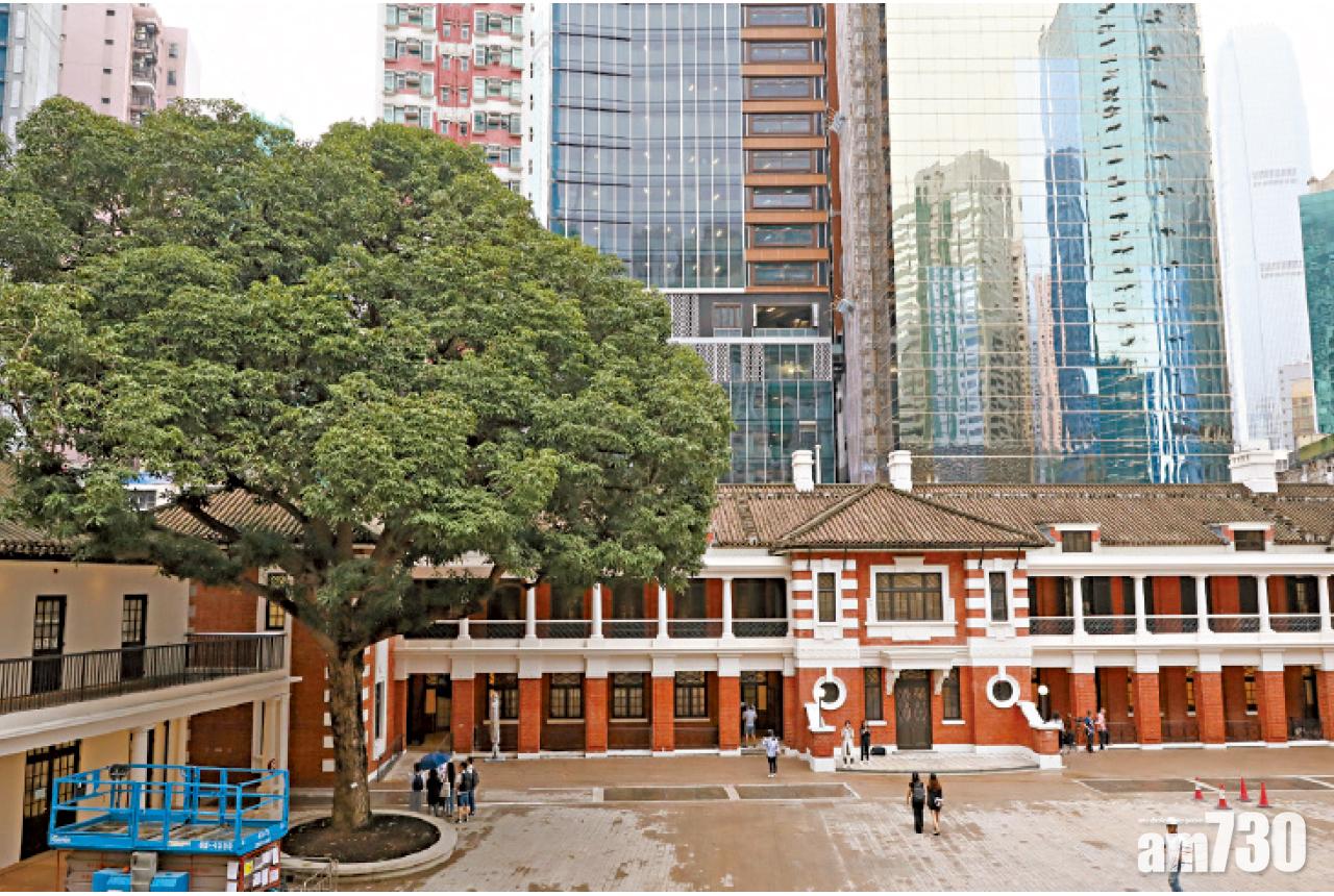 檢閱廣場,相傳場內芒果樹如果實纍纍,代表該年很多警察升職或很多大事發生。