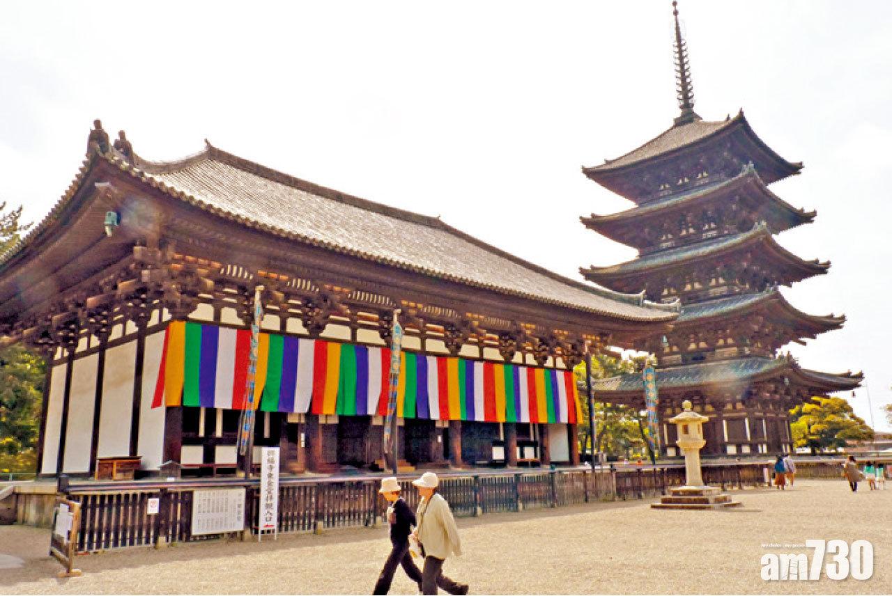 興福寺與其他歷史建築物,合組成奈良公園。