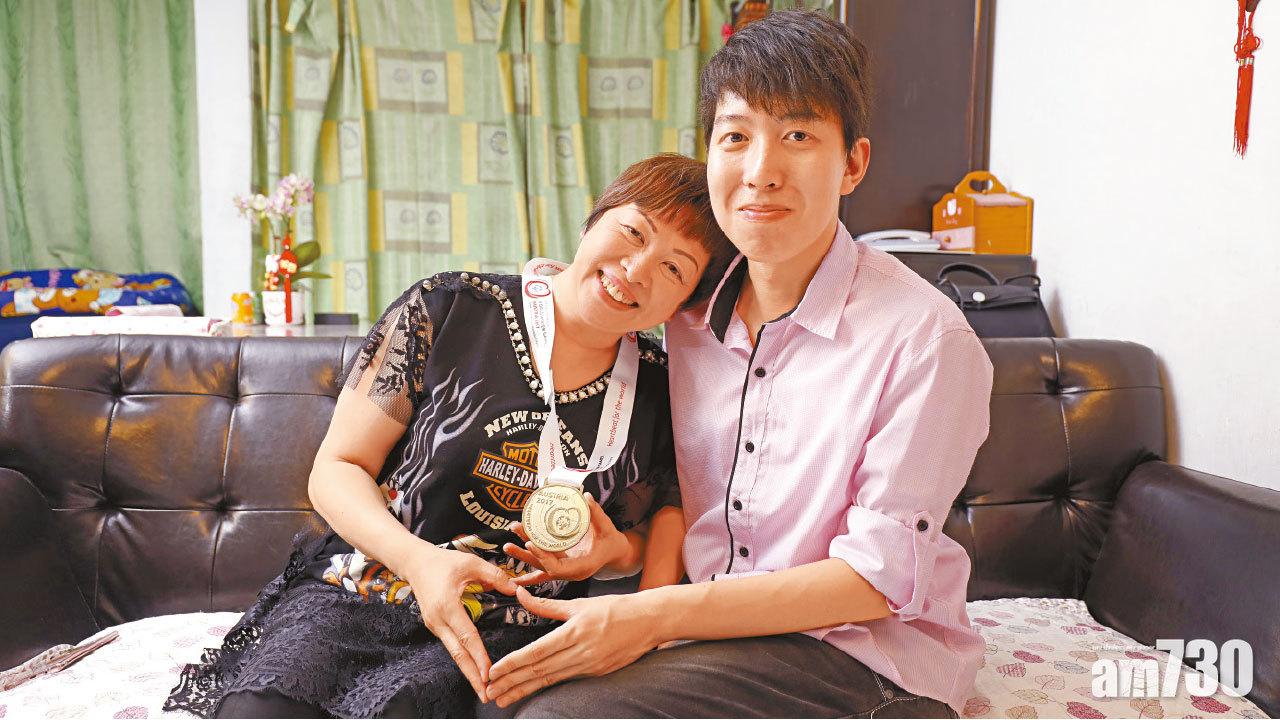 余媽媽(左)頸上掛上Matthew(右)努力贏來的金牌,臉上盡是幸福的笑容。