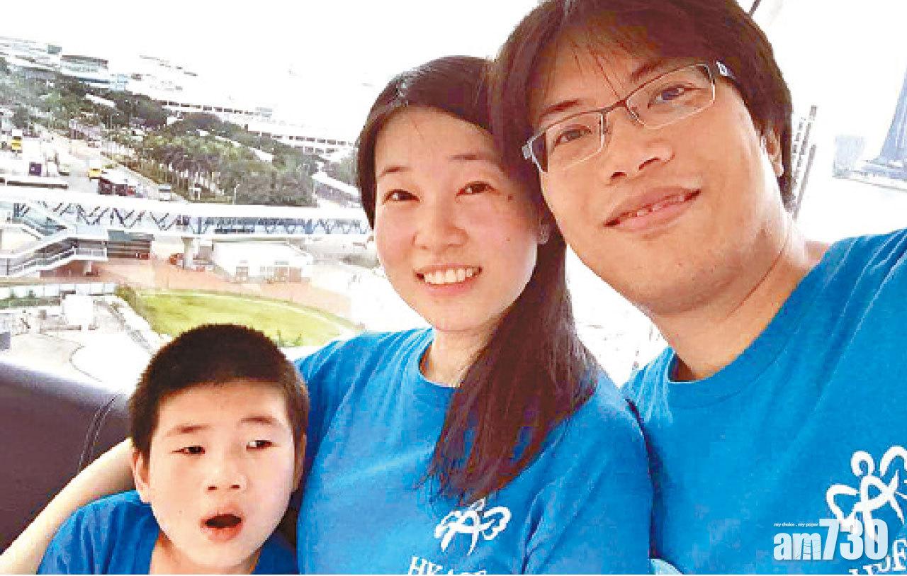 卓文(左)暫時仍未有自理能力,Cherry希望有一天可聽到他叫一聲媽媽。