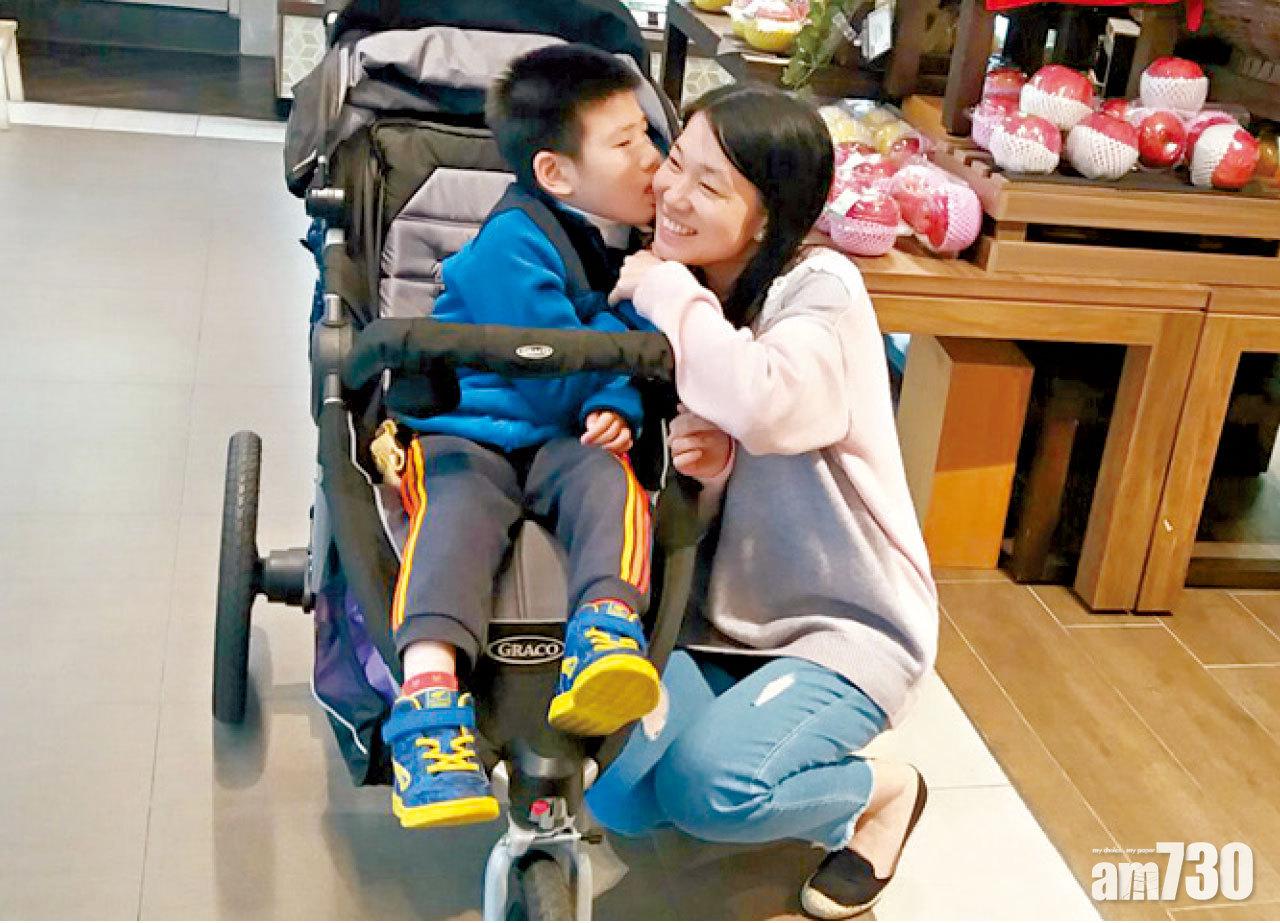 一家三口的合照