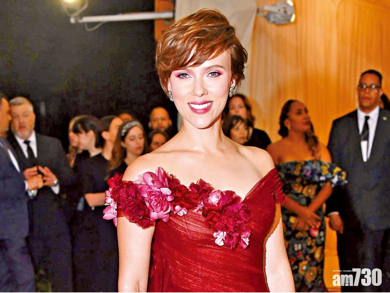 Scarlett Johansson穿Georgina Chapman的Marchesa現身今年MET Gala。