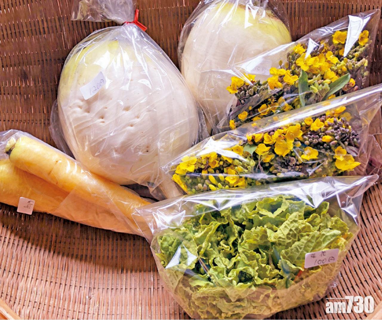 各種自家種植的蔬菜,都放在門口處出售。