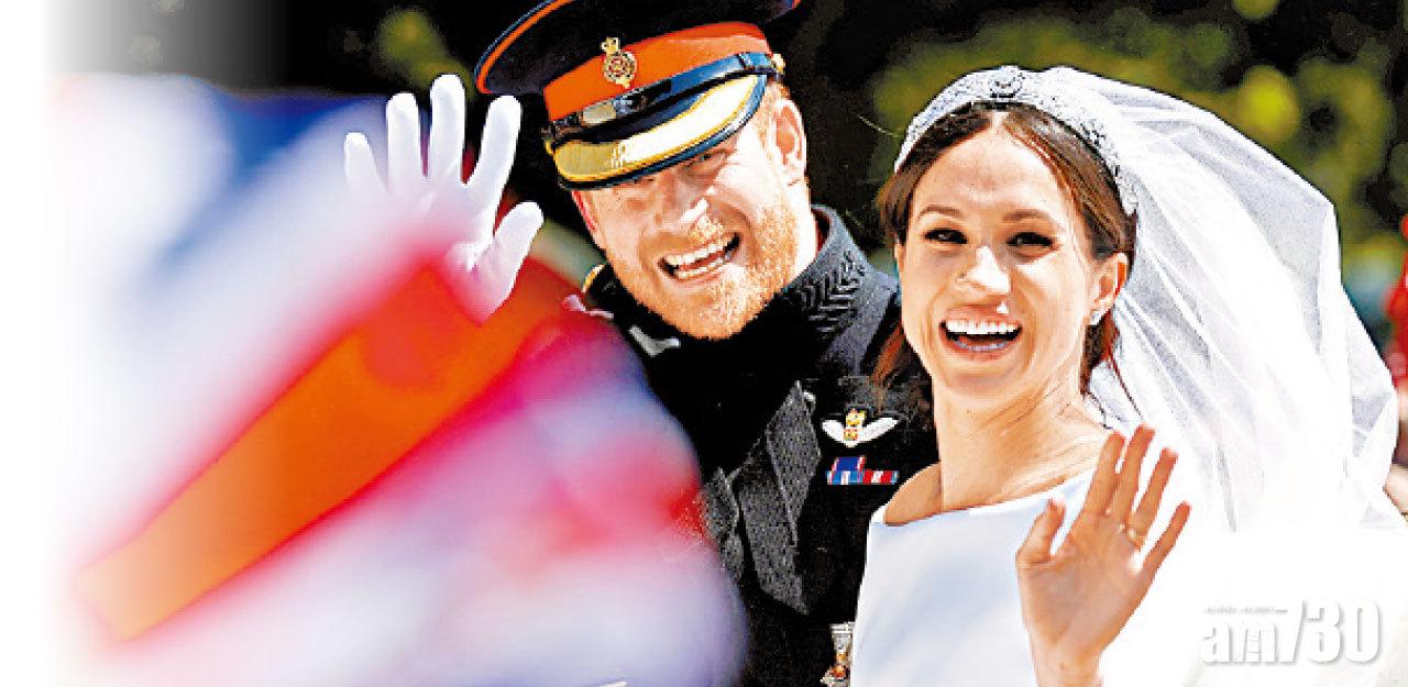 亨利與馬克爾行禮後坐馬車巡遊,向民眾揮手致意。