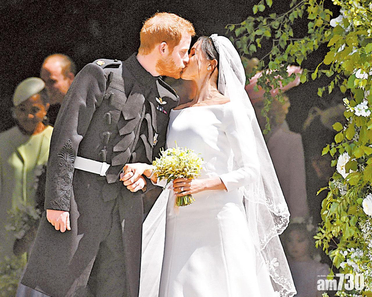 教堂布置使用的白牡丹和白玫瑰,新娘花球的「毋忘我」是戴妃喜歡花朶之一。