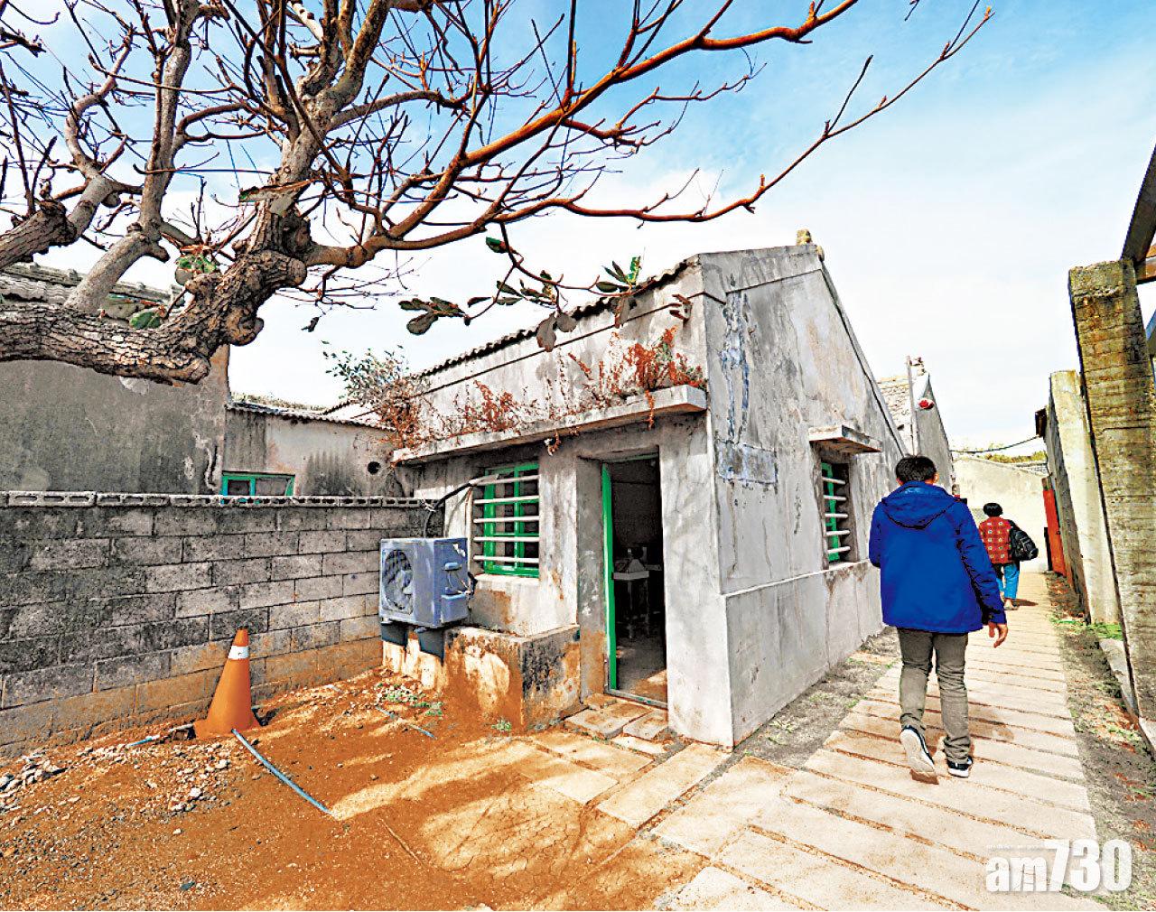 潘安邦老家保存完好,屋外庭園種滿老樹。