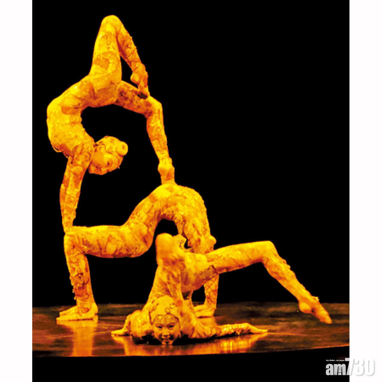 人體柔軟度可有極限?趴在地上而雙腳在身旁360度遊走!