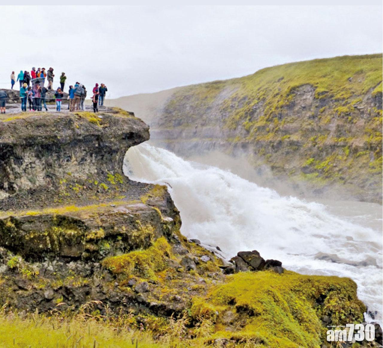 站在觀景台邊近距離看瀑布,動人心魄。