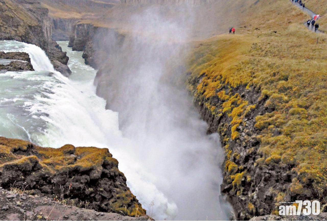 滔滔河水傾瀉而下,形成壯觀場面。