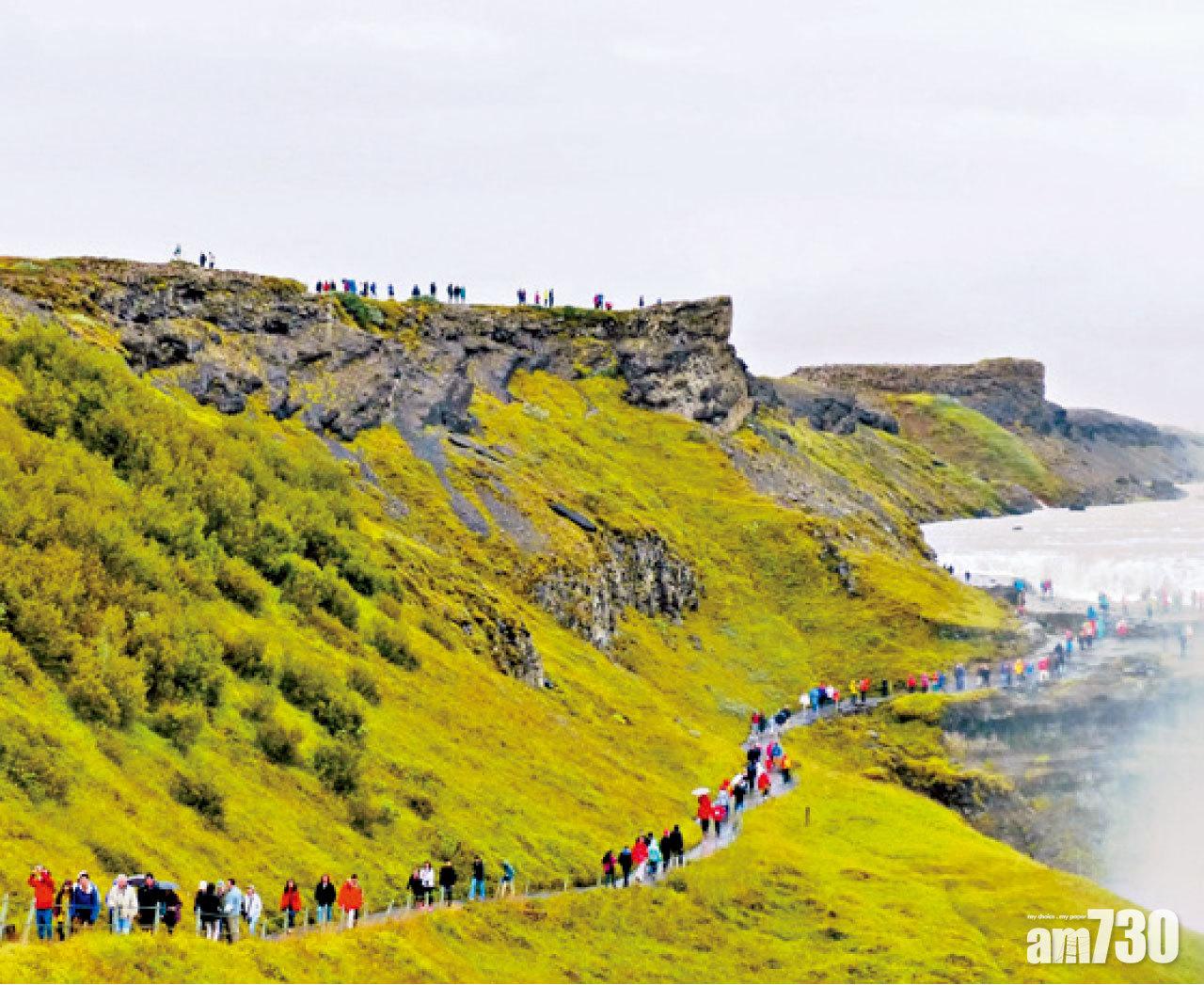 前往參觀瀑布人士總是絡繹不絕。