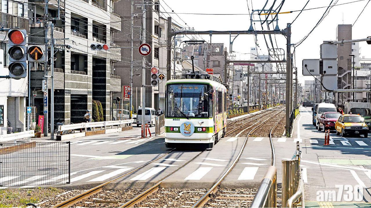東京碩果僅存的都電荒川線路面電車,穿越下町平民區域。