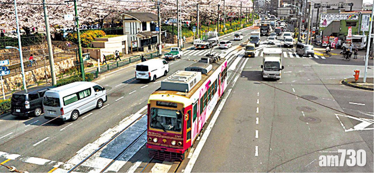 這是吸引影友俯下拍攝都電荒川線路面電車的熱點。