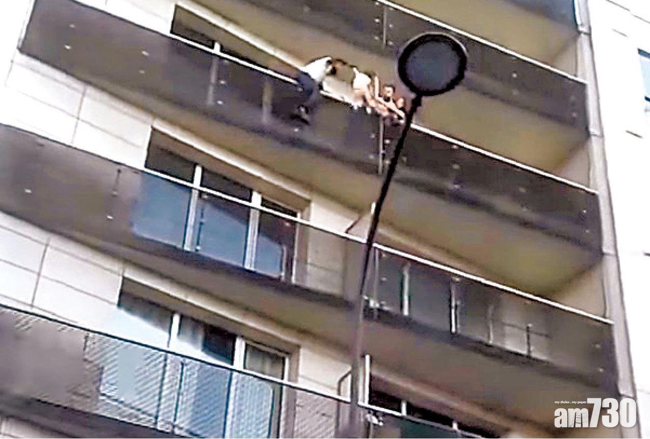 格沙瑪將男童拉回屋內。