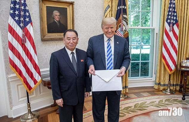 金正恩的親筆信如A4紙大,不知內裡藏了甚麼,但手持大信封的特朗普看來很開心。