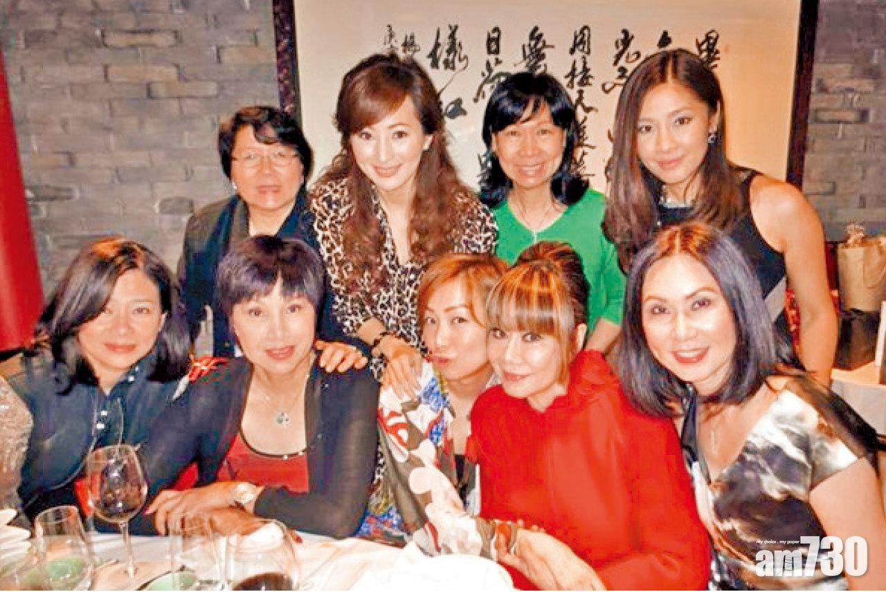 林燕妮(前排右二)數年前與鄭秀文(前排右三)及友人聚會。