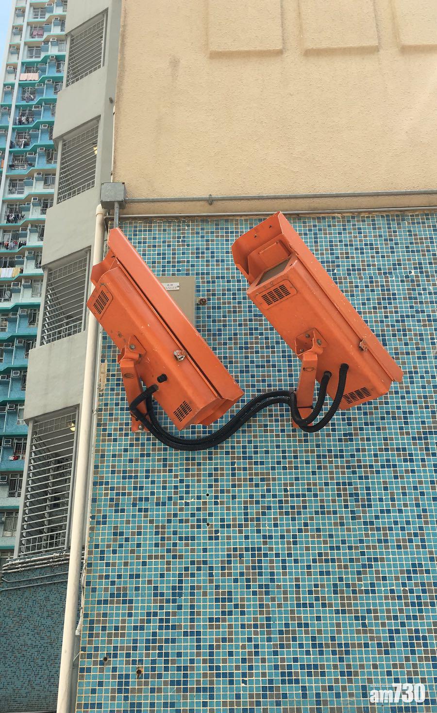 為打擊高空擲物,房屋委員會於公共屋邨內的擲物黑點安裝流動數碼攝錄系統。