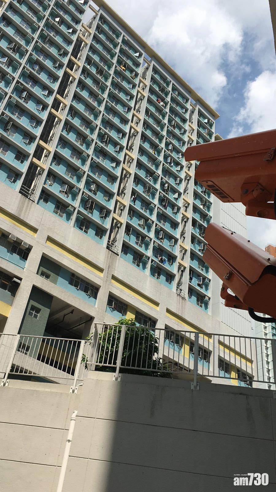 公共屋邨內的擲物黑點已安裝流動數碼攝錄系統,以打擊高空擲物的不當行為。
高空擲物嚴重違法,大家切勿以身試法。