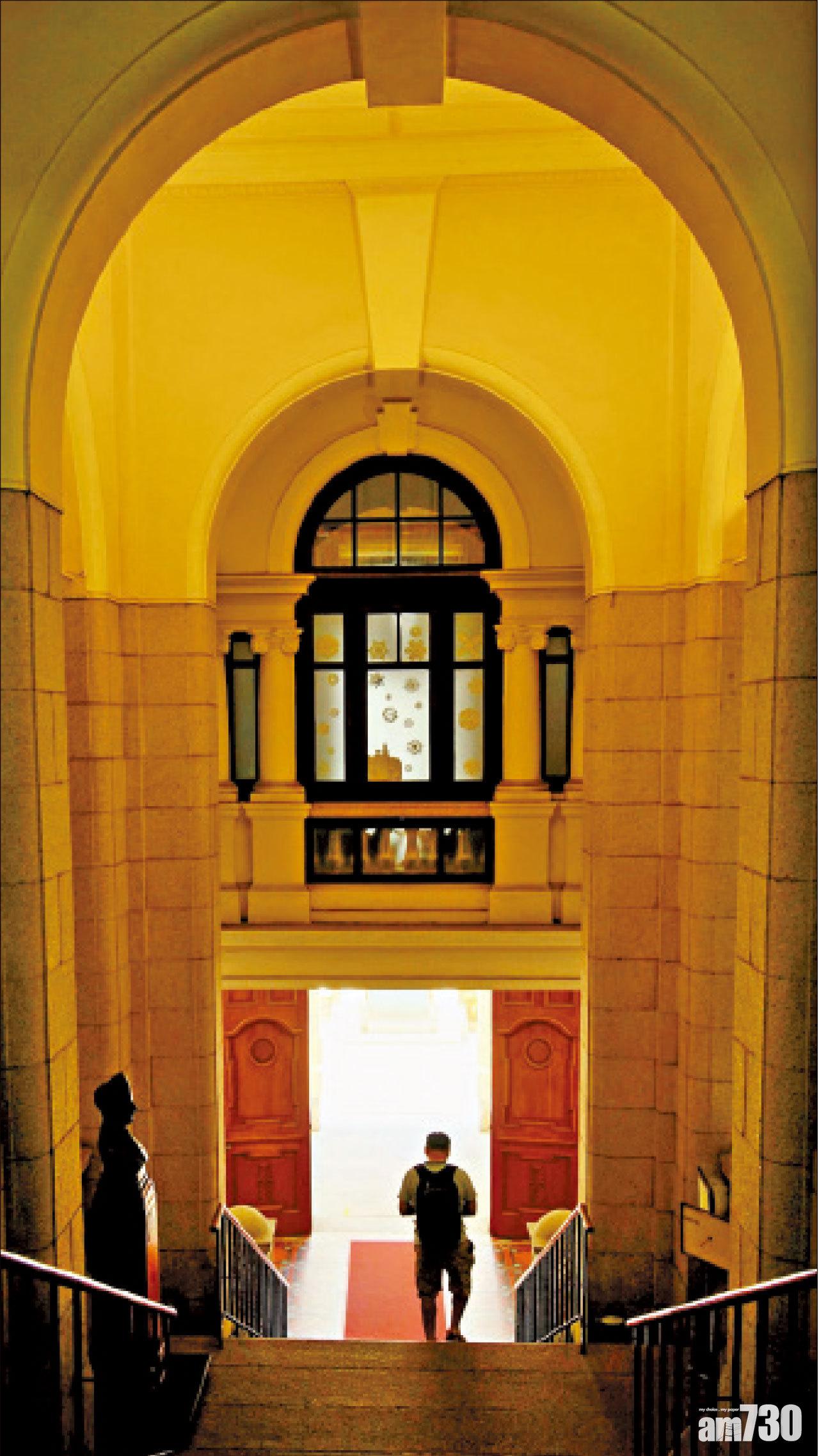 大樓擴建後本來之俯瞰外形由「E」變為「田」字,增加了南面庭園。