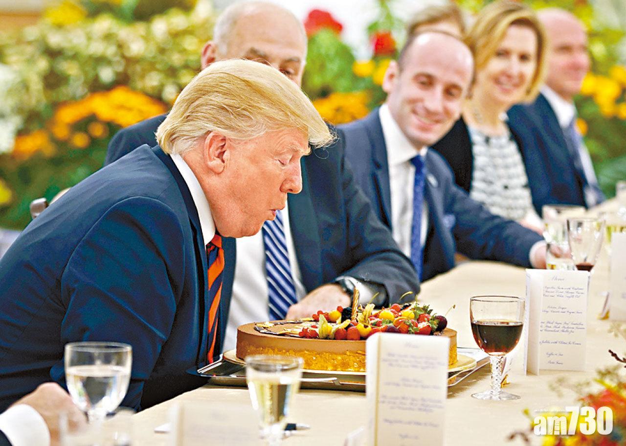 李顯龍送上蛋糕,預祝特朗普72歲生日。