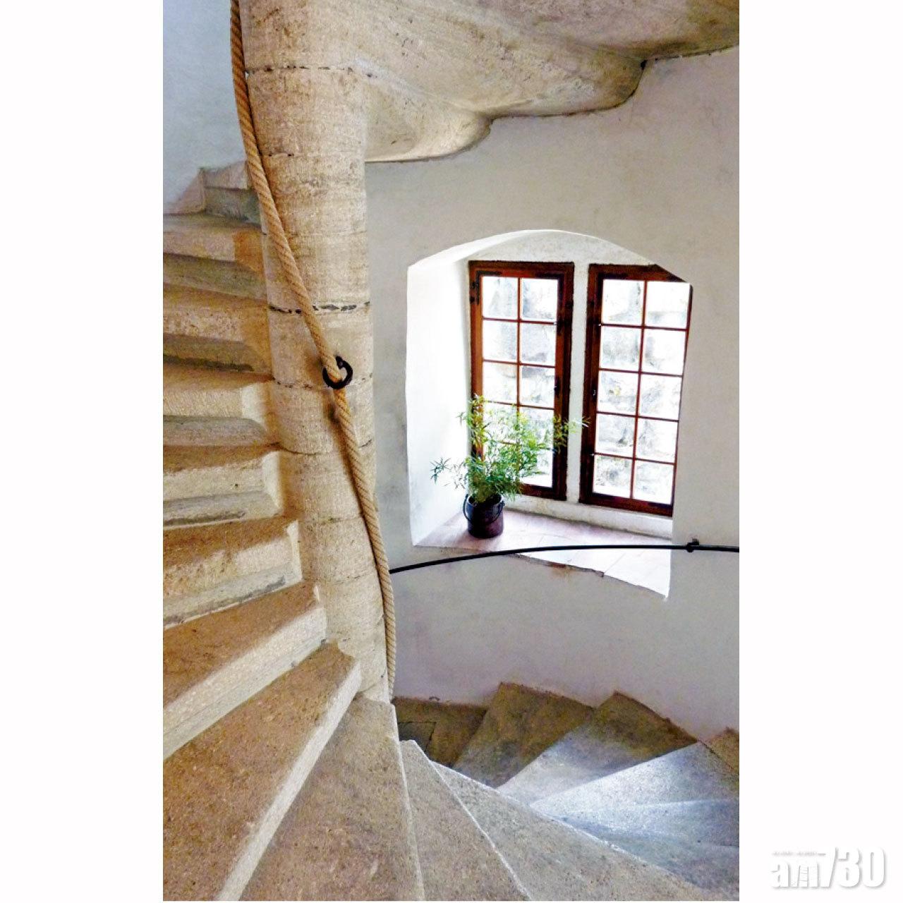 古意盎然的樓梯通往各層。