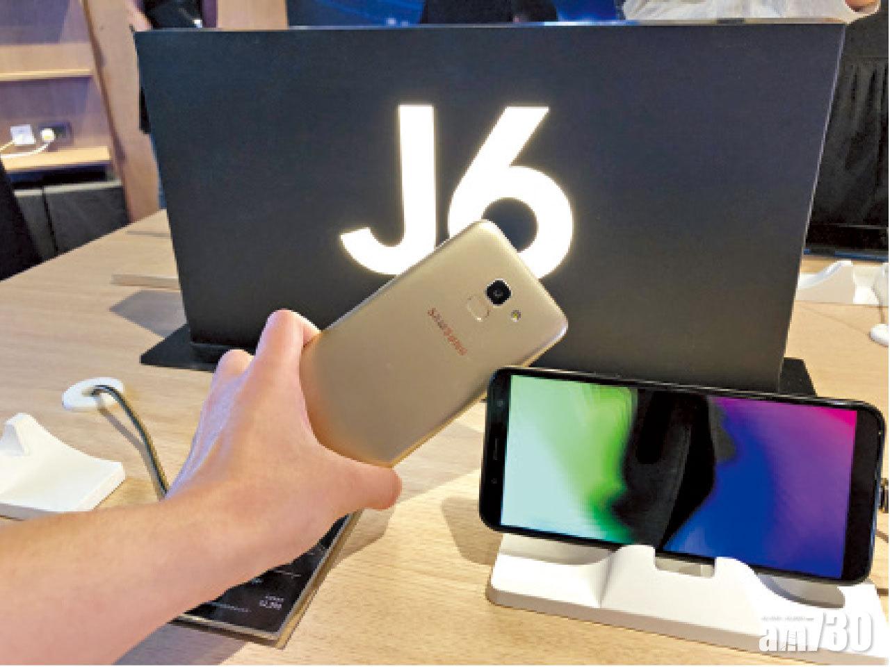 B  體積細小的Galaxy J6可手感舒適。