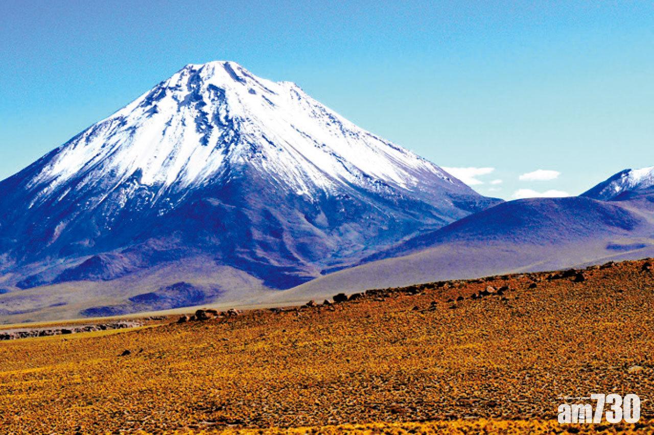 走過智利高原,火山景色悅目。