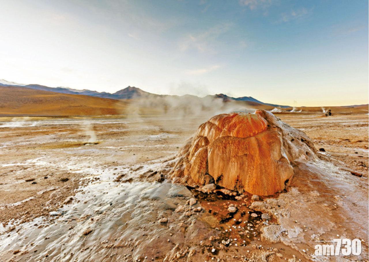 地熱區形成怪異的地形。