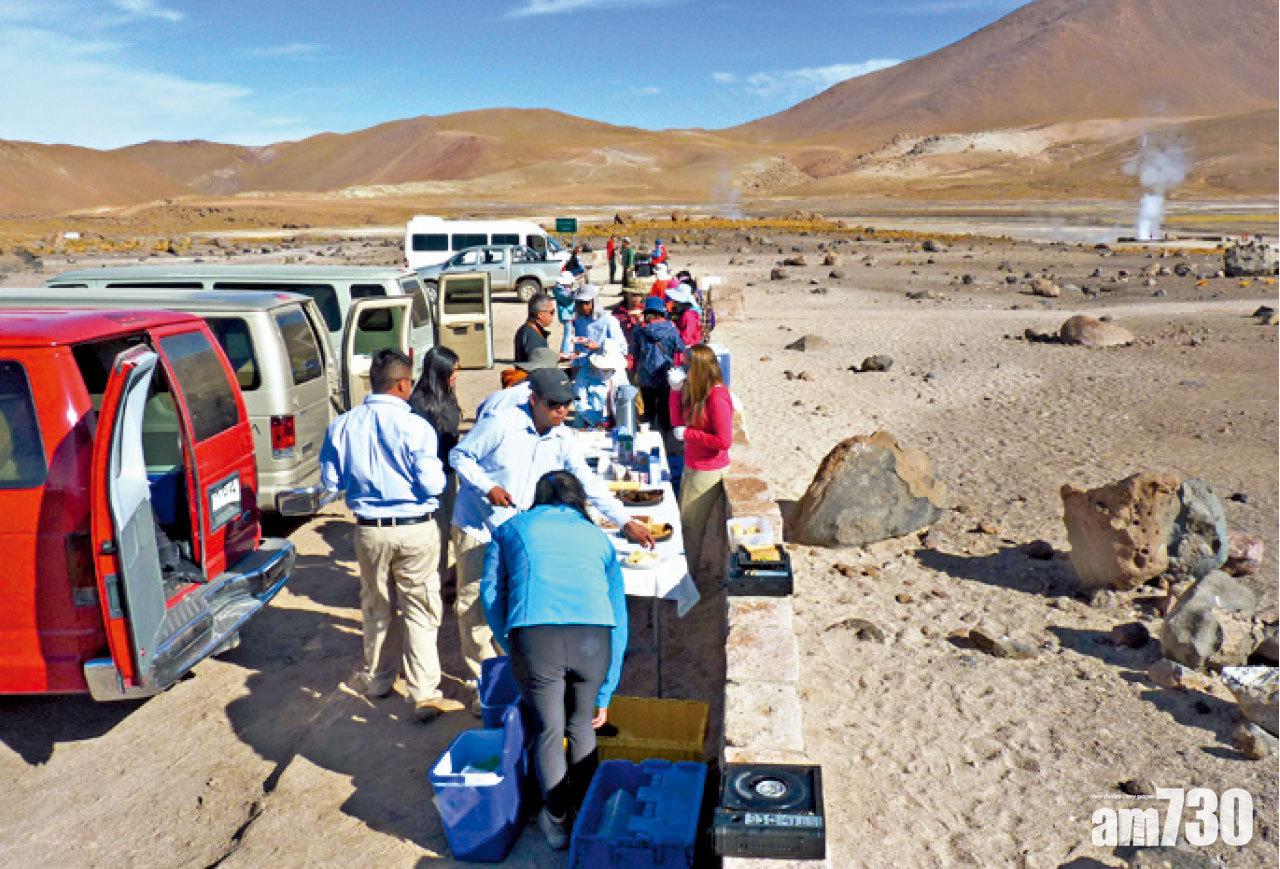 在El Tatio火山地熱區享受早餐。
