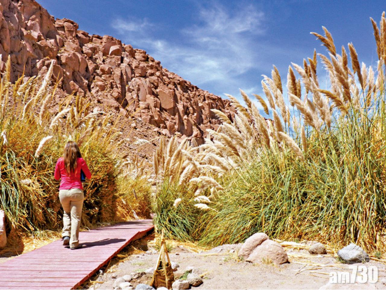 沿石板路走進Puritama hot springs。