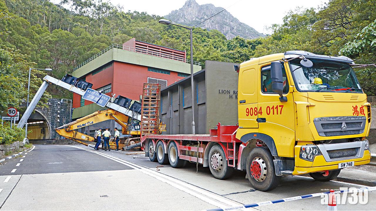 涉事工程拖車及挖泥車停靠現場待查。(鍾式明攝)