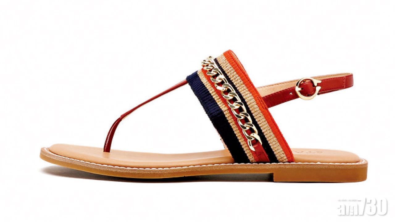 藍橙夏日色彩間條配金色粗鏈條,充滿亞熱帶風情,走在沙灘留下灑脫足印。($1,190,STACCATO)