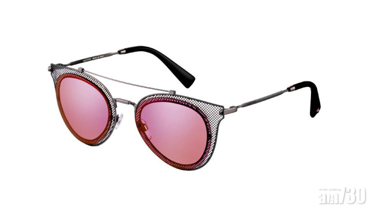 醋酸纖維方形鏡,厚實加粗鏡臂,可選配色。($1,900,Burberry)