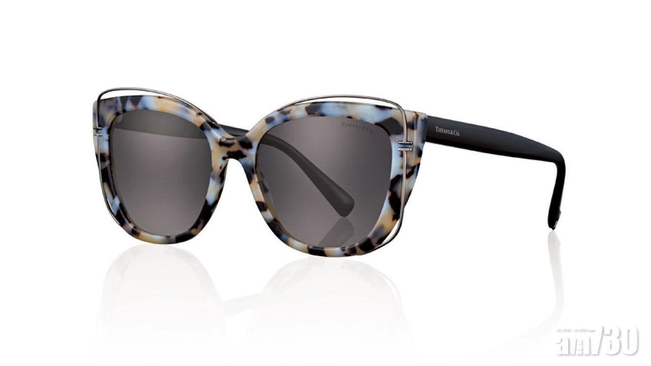 優雅的貓眼型樹脂眼鏡。($2,900,Tiffany & Co.)