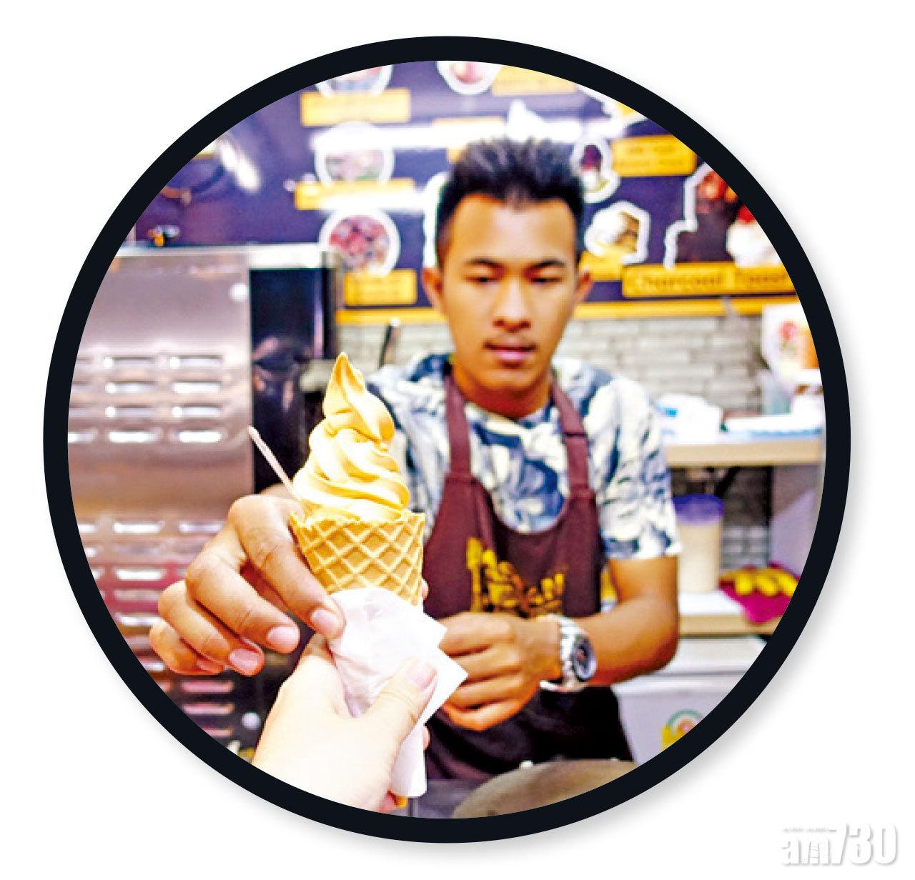 HK$5泰式奶茶味軟雪糕,質地幼滑,入口茶味頗濃。