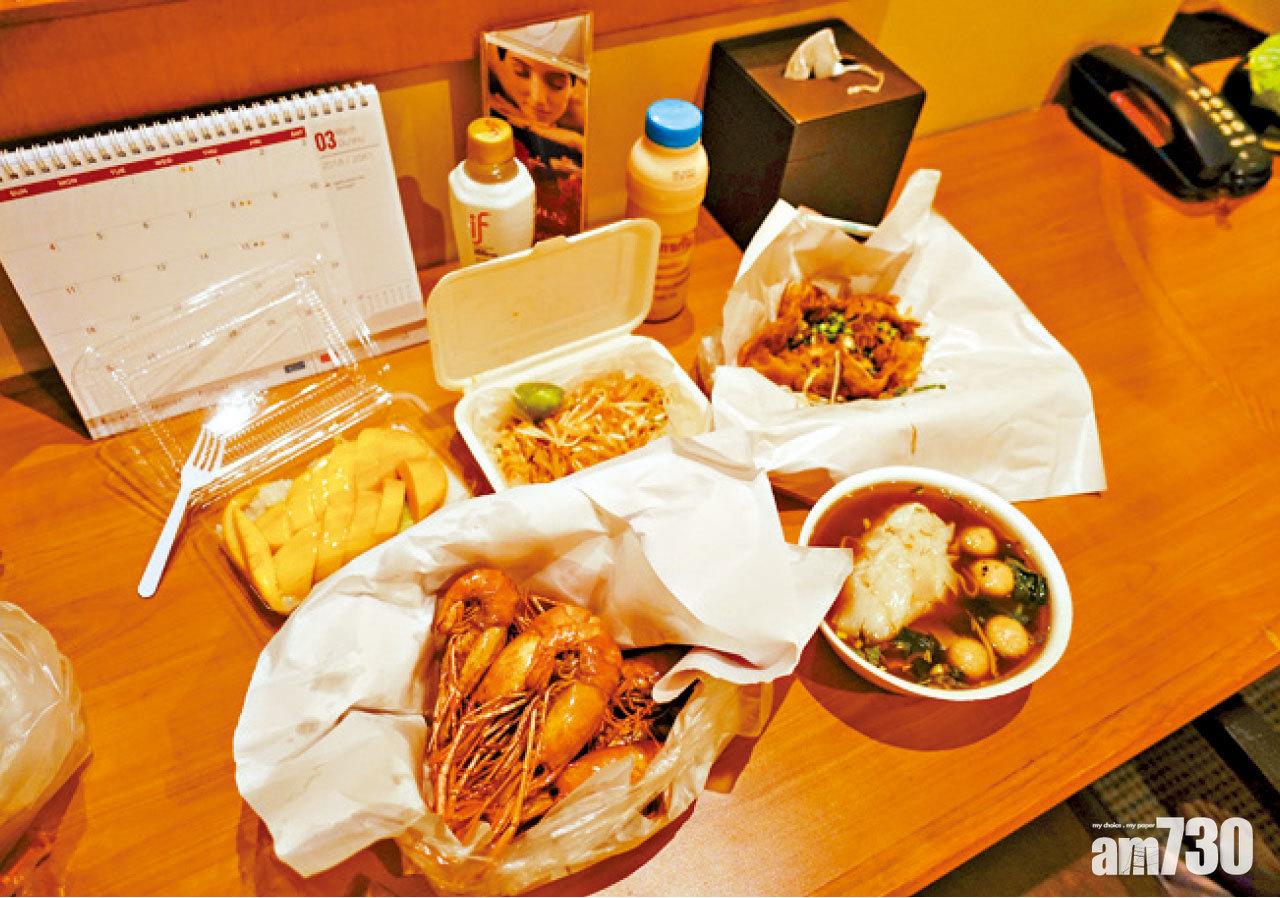 住在市中心的好處,就是夜市購買美食返回酒店慢慢享用。