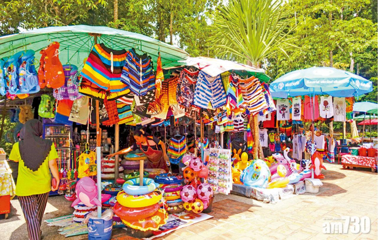 瀑布入口處有不少販賣泳衣、水泡的攤位,價錢合理。