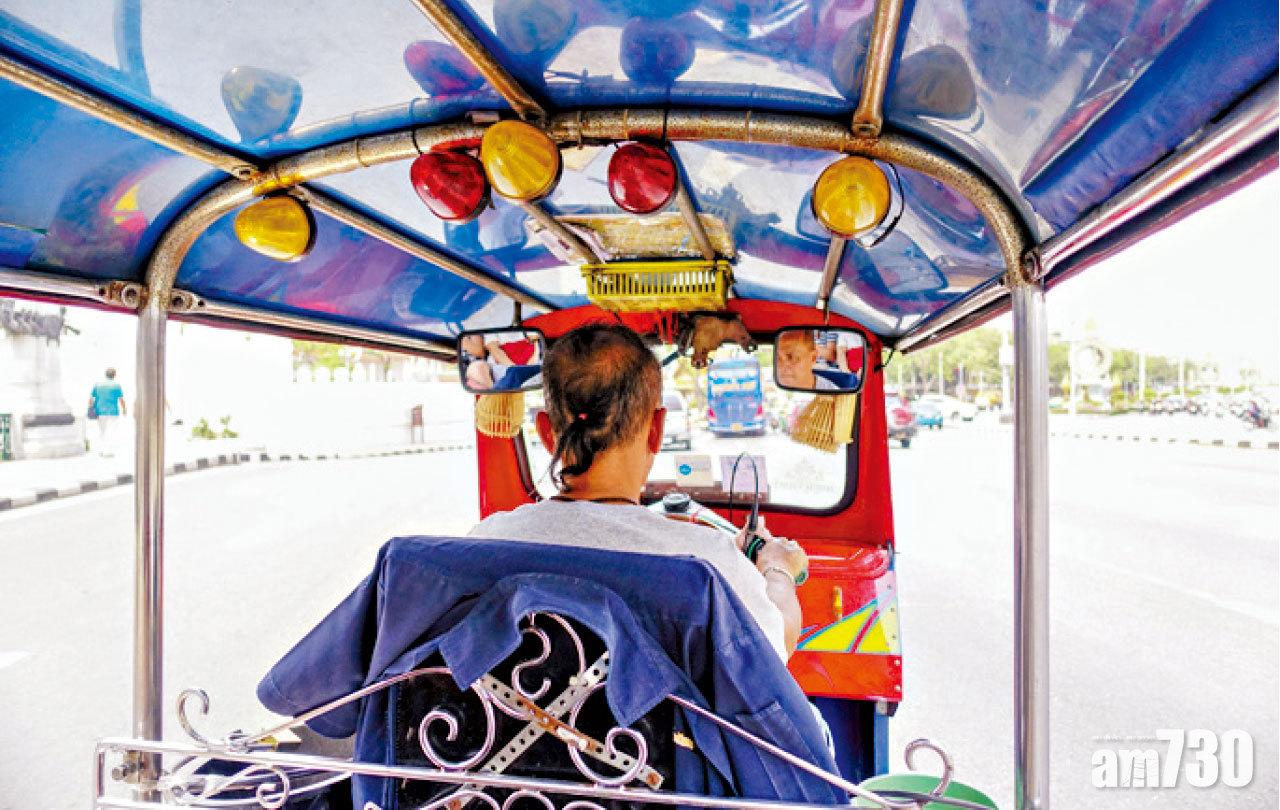 乘坐TukTuk車由市內前往跳蚤市場約5至10分鐘。