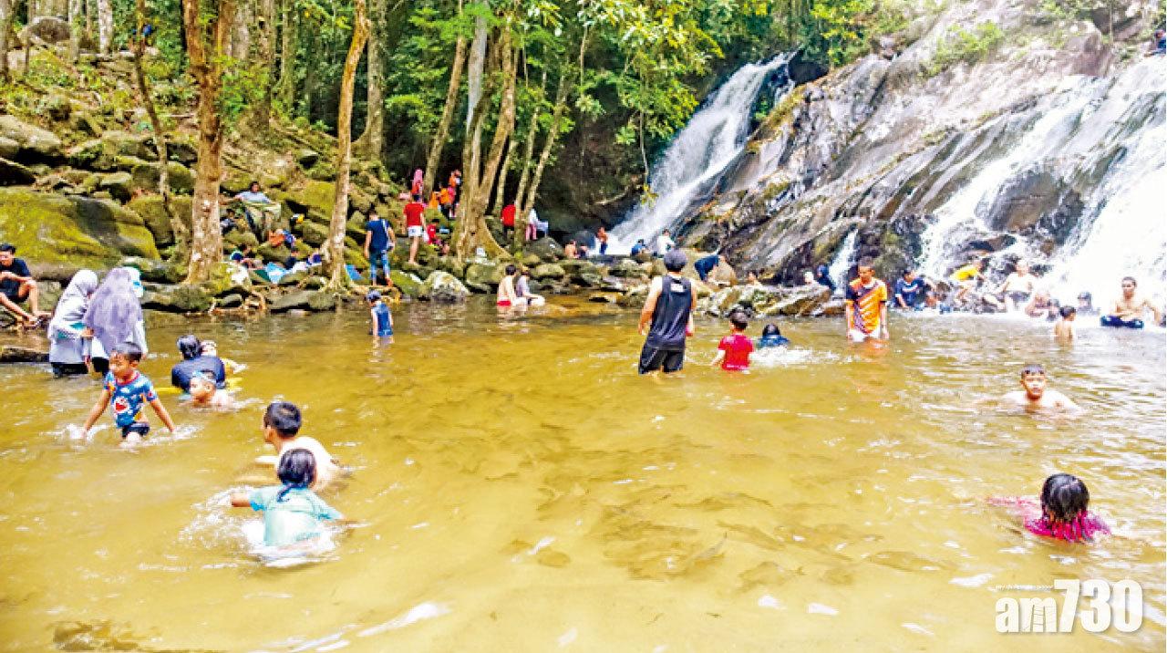 當地人與魚共泳,擁抱大自然。