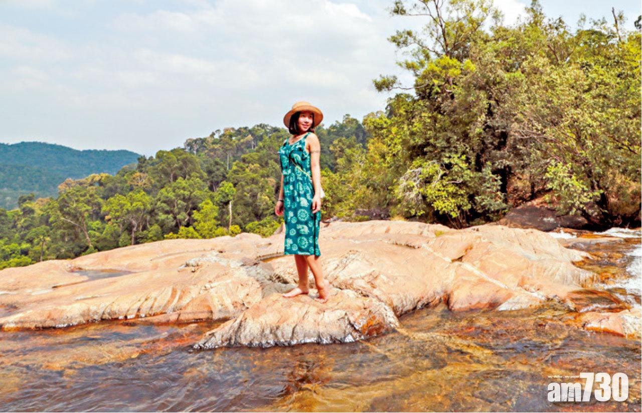 站在三級瀑布,遠望合艾野生動物保護區景色。