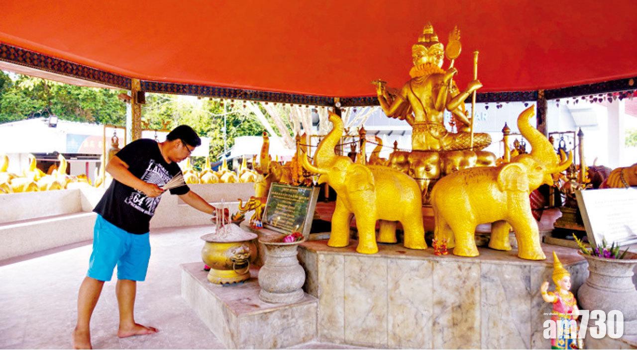 聽說合艾的四面佛相當靈驗,經常有信眾以金象還願。