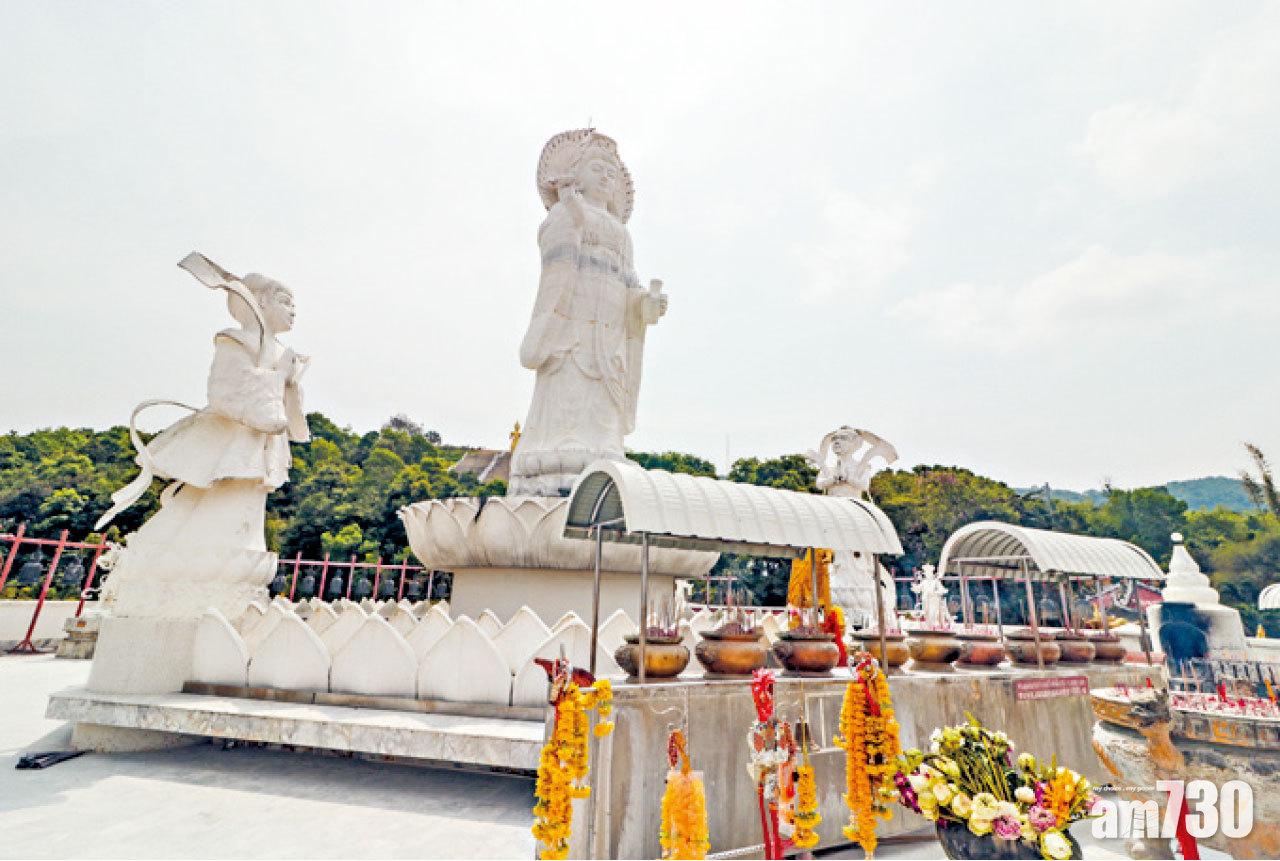 雪白的觀音世菩薩像,在陽光下發出耀眼的光芒。