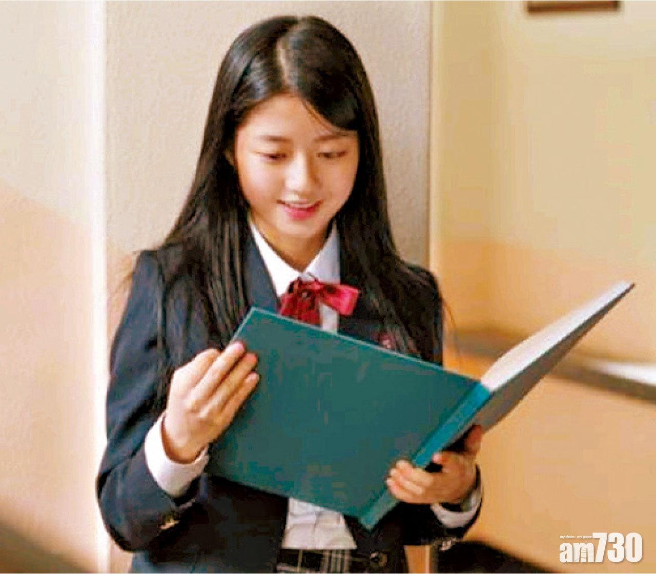 片中飾演年輕版秀雅的金賢秀,11年曾與孔劉合作《無聲吶喊》,亦即是《來自星星的你》的「小千頌伊」。