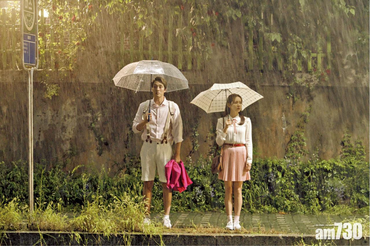 這樣的學生look,相信觀眾只會覺得惹笑又浪漫,完全唔覺突兀。