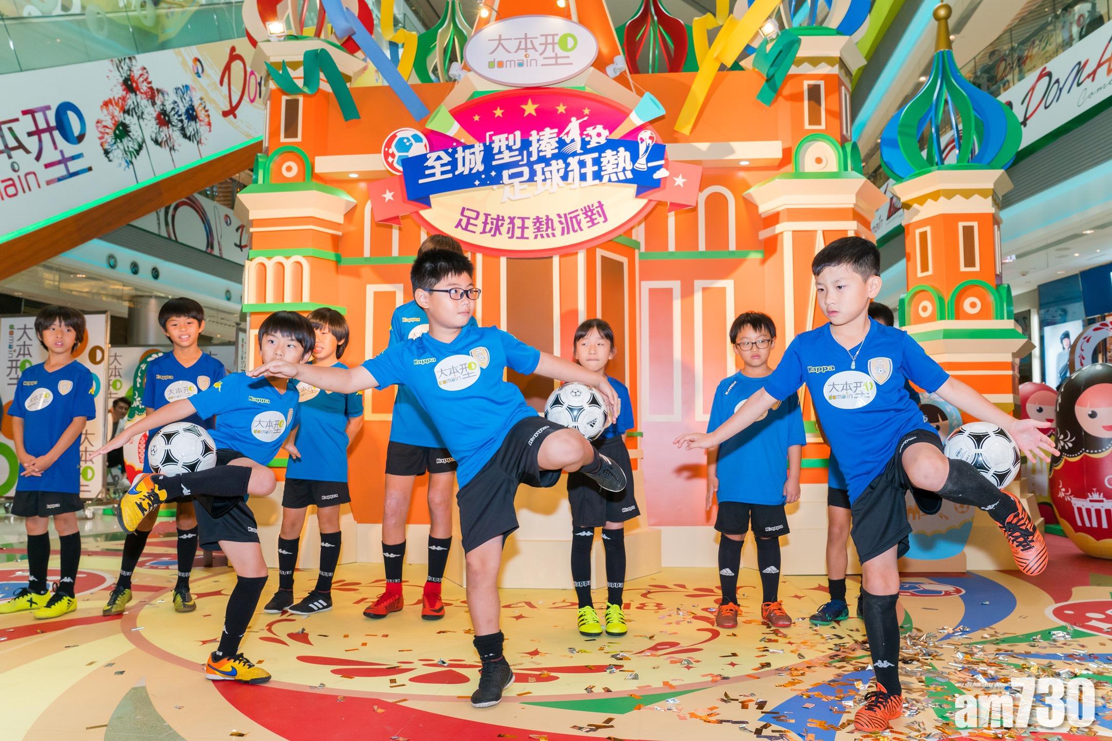 來自香港飛躍晨曦足球學校的學員表演控球技巧。