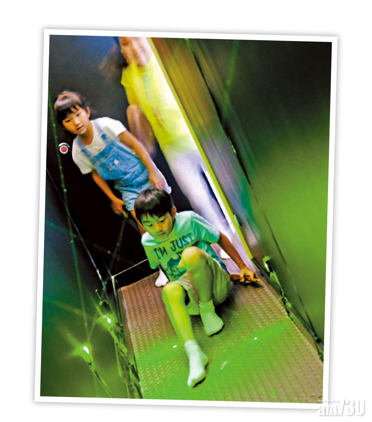 扮007避開雷射光束。